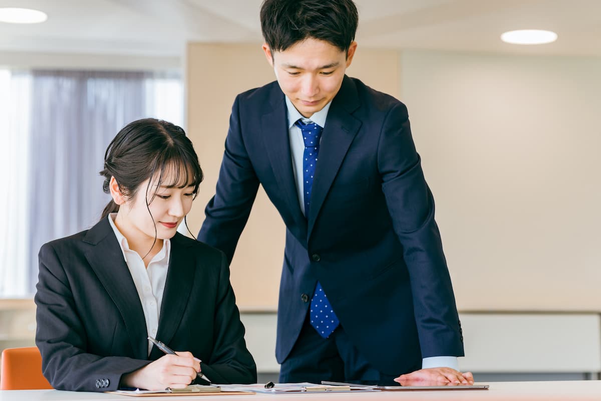 業務について相談するビジネスパーソン